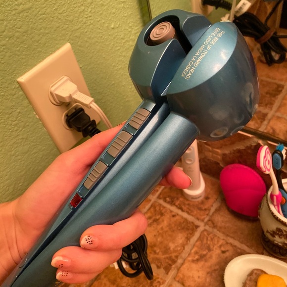 I have too many curlers . I need space. - Picture 2 of 4